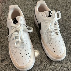 Nike Court Vision - Size 9